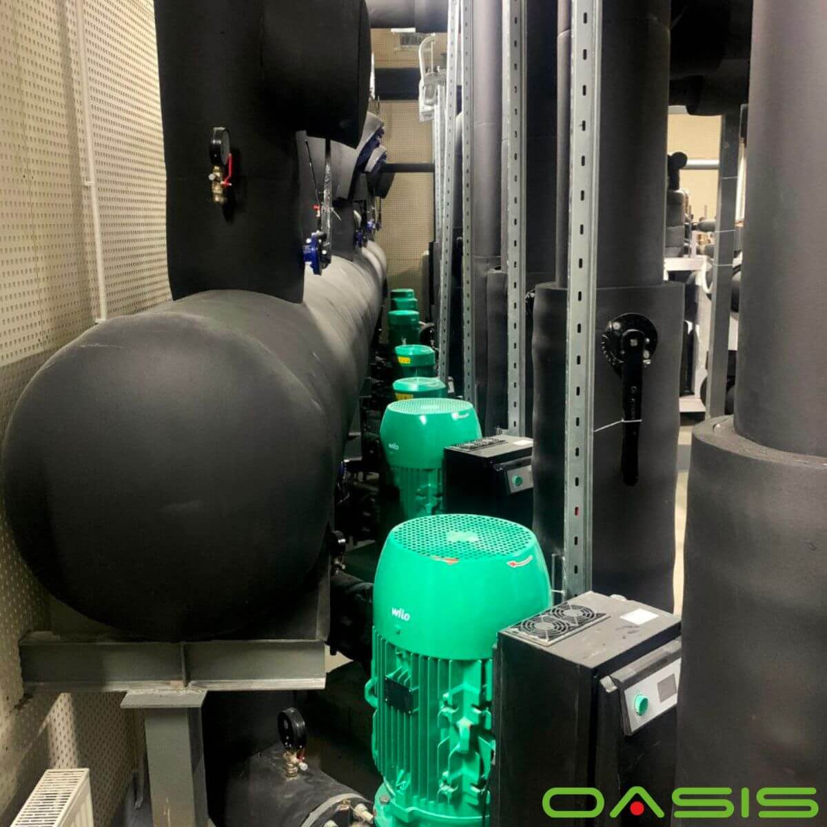 розподільчий колектор з циркуляційними насосами